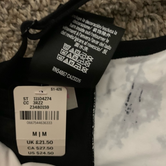 Victoria’s Secret Pink sports bra size Medium - Picture 2 of 2